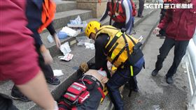 高雄男子從興仁橋上墜落，警消將他救起時已無呼吸心跳。（圖／翻攝畫面）