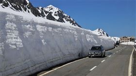 新潟縣上越市的北陸自動車道（類似高速公路），一輛自小客車因為大雪無法前進，引發後續約80輛車受困，回堵約半公里。（示意圖／翻攝自Pixabay）

https://pixabay.com/photos/the-alps-snow-mountains-alpine-4259475/