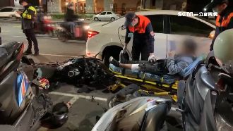 重機、公車擦撞　路邊10車慘遭波及