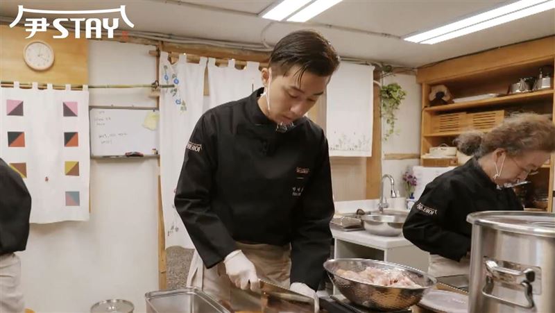 剁牛肉剁到崩潰　最帥打工仔驚吐一句