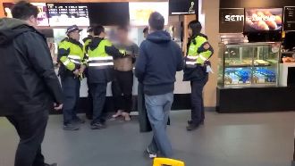 醉男咆哮滋事　遭警壓制竟喊：假警察