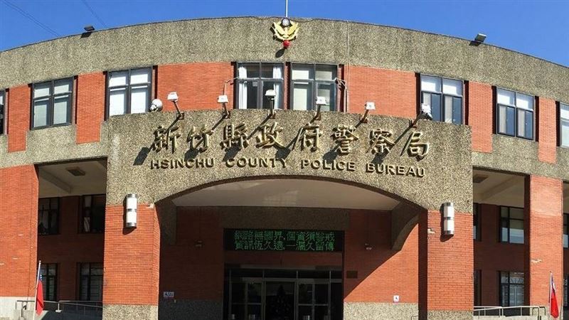 女學生圖書館趴睡　色警手襲蜜桃臀