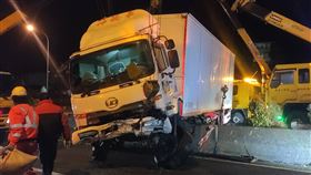 車禍,分隔島,車禍,大貨車,賓士,苗栗