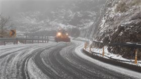 合歡山道路8日夜間預警封閉考量行車安全，交通部公路總局8日表示，台8線大禹嶺、台14甲線合歡山路段8日傍晚5時起預警封閉，車輛只出不進，9日清晨視狀況決定開放或須掛雪鏈。（公路總局提供）中央社記者蕭博陽南投縣傳真  110年1月8日