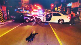 賓士跨越雙黃線闖禍　逆向對撞釀3傷