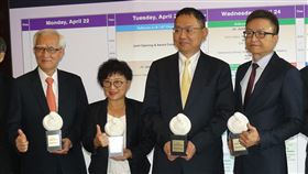 中美晶董事長盧明光獲頒ERSO Award國際超大型積體電路技術研討會23日在新竹國賓飯店舉辦，包括中美晶董事長盧明光（左）與華邦電董事長焦佑鈞（右2）及M31董事長林孝平（右）會中獲頒ERSO Award，肯定他們對半導體與資通訊產業的貢獻。中央社記者張建中攝　108年4月23日