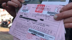 變換車道未打方向燈  騎士吞4罰單質