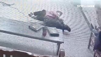 K歌變調　8旬嬤拿Mic當武器砸人