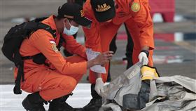 印尼當局針對三佛齊航空實施救援，圖／美聯社／達志影像