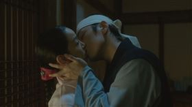 《哲仁王后》申惠善(右）激吻金正鉉。（圖：friDay影音提供）