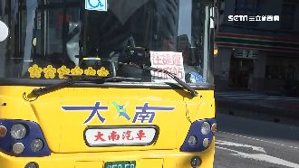嫌機車龜速　公車駕駛下車追打騎士