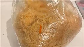  下班收女兒送炒米粉　理由單親媽苦澀（圖／翻攝自爆廢公社二館臉書）