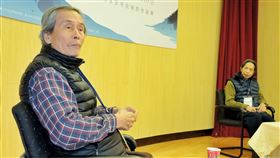 張良澤出席鍾肇政追思紀念學術研討會已故文學家鍾肇政之子鍾延威（右）日前在臉書披露，真理大學無預警更換台文館門鎖，讓8旬教授張良澤（左）被拒於門外。張良澤10日在中央大學出席「鍾肇政先生追思紀念學術研討會」時表示，拜鍾延威所賜讓很多人都認識他。中央社記者吳睿騏桃園攝  110年1月10日