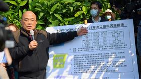 行政院長蘇貞昌10日視察屏東蓮霧農損情形。（圖／行政院提供）