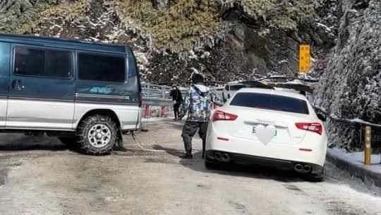 500萬超跑合歡山追雪　打滑慘洗溝