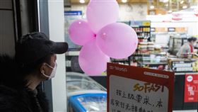 中國中高風險地區升為70個　河北石家莊關閉超市河北石家莊市疫情持續嚴峻，10日再新增4個中風險地區，這使得中國中高風險地區已升為70個。圖為9日，石家莊關閉所有超商線下營業，顧客撲空。（中新社提供）中央社　110年1月10日