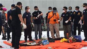 印尼搜救人員持續搜救失聯班機印尼搜救人員10日在雅加達國際貨櫃碼頭的搜救指揮中心檢視從海底尋獲疑似墜海班機的機身及乘客物品。中央社記者石秀娟雅加達攝  110年01月10日