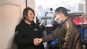 五寶爸獲得工作後，與陳老闆開心握手合影。（圖／翻攝畫面）