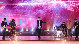 五月天脫了　阿信奸笑：可以刷卡嗎？