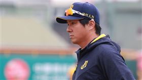 中信兄弟總教練林威助緊盯打擊練習。（圖／中信兄弟提供）