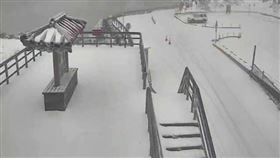 快訊／合歡山又下雪了！　「武嶺亭狂風暴雪樓梯快不見」（圖／翻攝自即時影像監視器）
