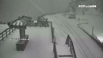 銀白合歡山積雪厚　民眾：樓梯快消失