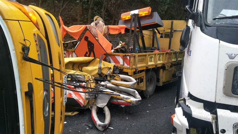 國3南下連結車撞2大車　掃地車翻覆