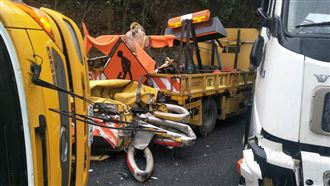 國3南下連結車撞2大車　掃地車翻覆