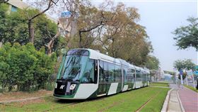 高雄輕軌大南環通車前巡檢高雄捷運公司正進行輕軌「大南環」通車前巡檢，12日通車，維持全線單一價，紙票新台幣30元、刷電子票證扣款10元。（高捷公司提供）中央社記者王淑芬傳真  110年1月11日