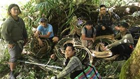 部落青年上山採收建築材料  重現獵寮工藝台東普悠瑪部落的青年組成團隊，上山採收黃藤、茅草、竹子等建築材料，親手搭建獵寮，重現卑南祖先的傳統生活智慧。（青年署提供）中央社記者許秩維傳真  110年1月11日