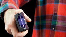 11歲女童央求媽媽買電擊棒。（示意圖／翻攝自pixabay）