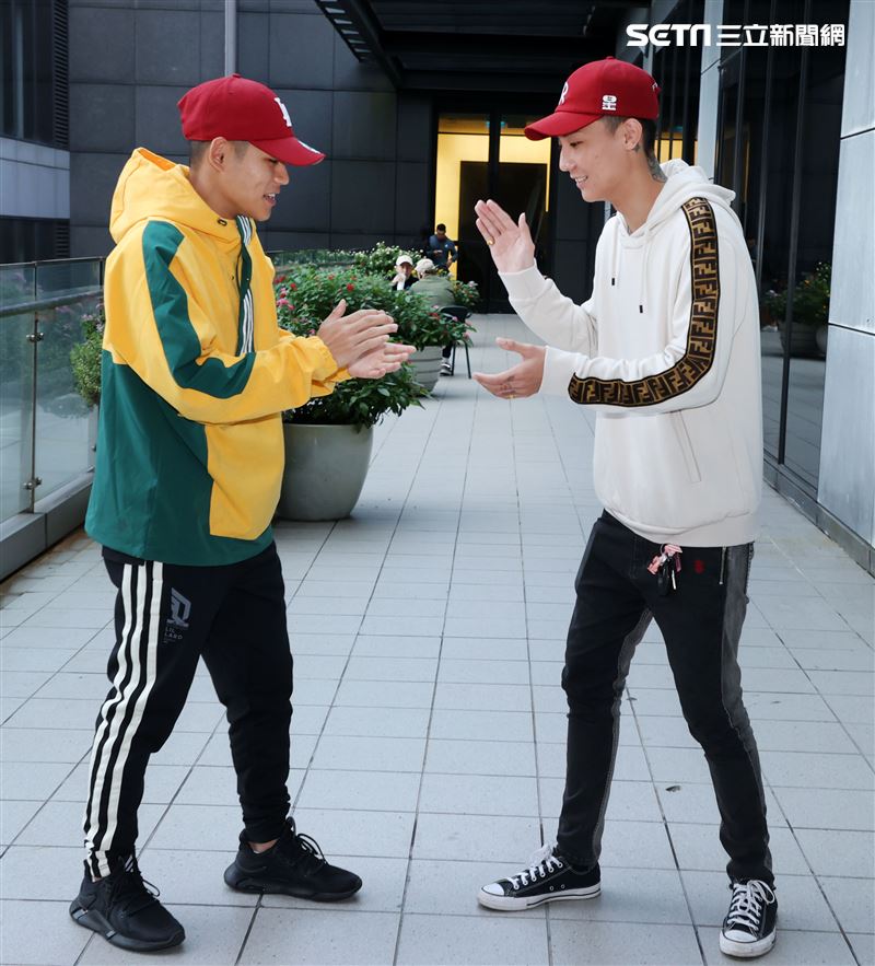 阿倉、屁辰三立新聞網專訪。（記者邱榮吉/攝影）