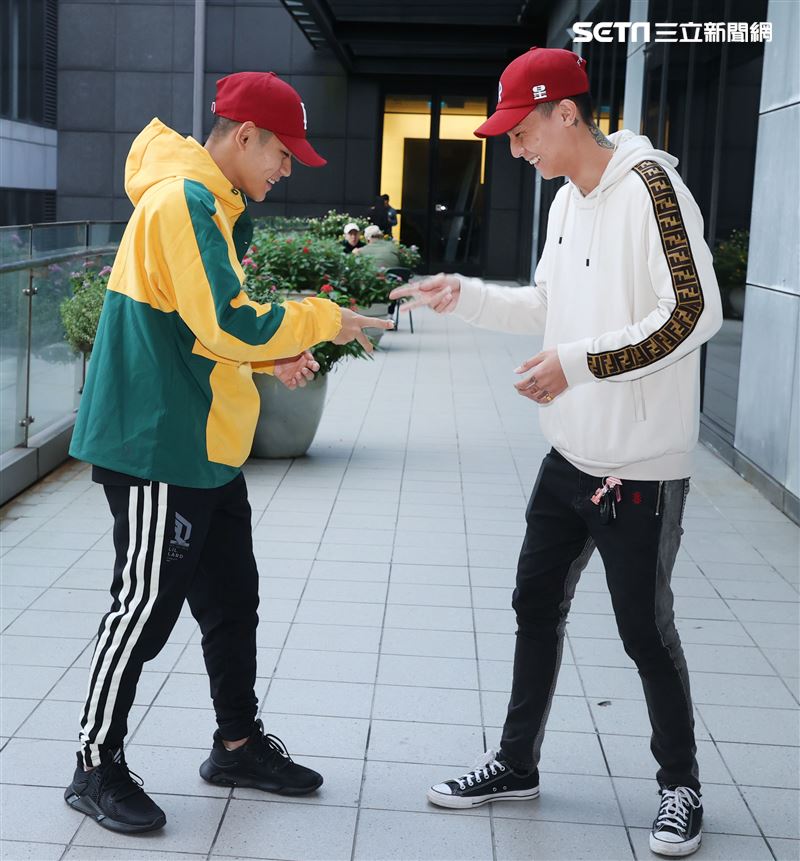 阿倉、屁辰三立新聞網專訪。（記者邱榮吉/攝影）