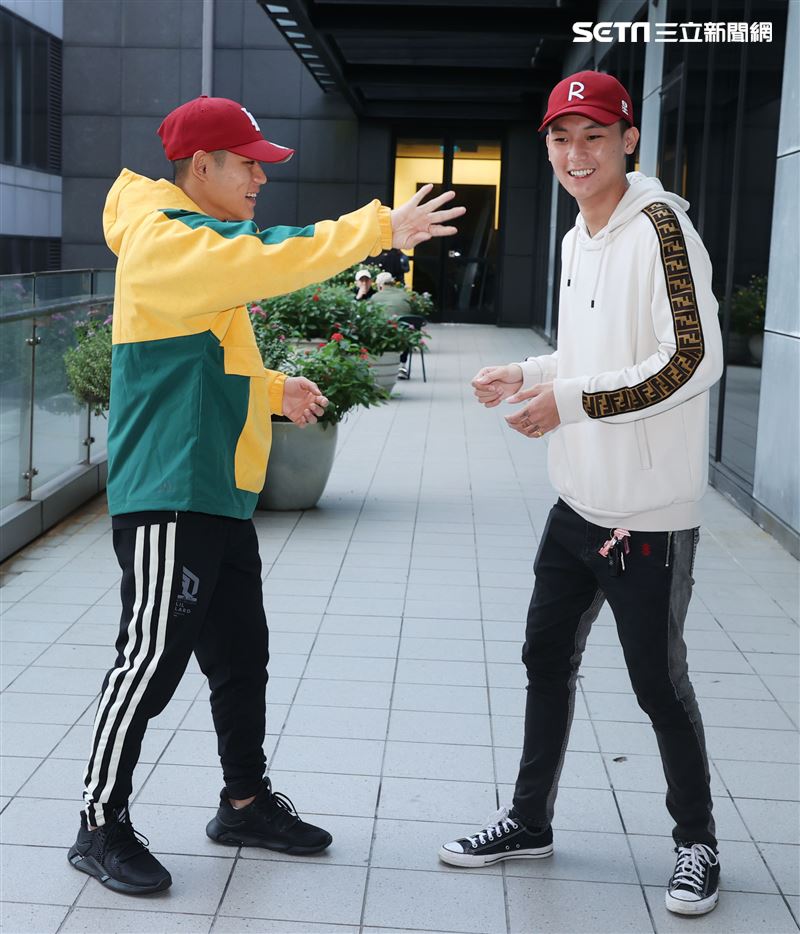 阿倉、屁辰三立新聞網專訪。（記者邱榮吉/攝影）