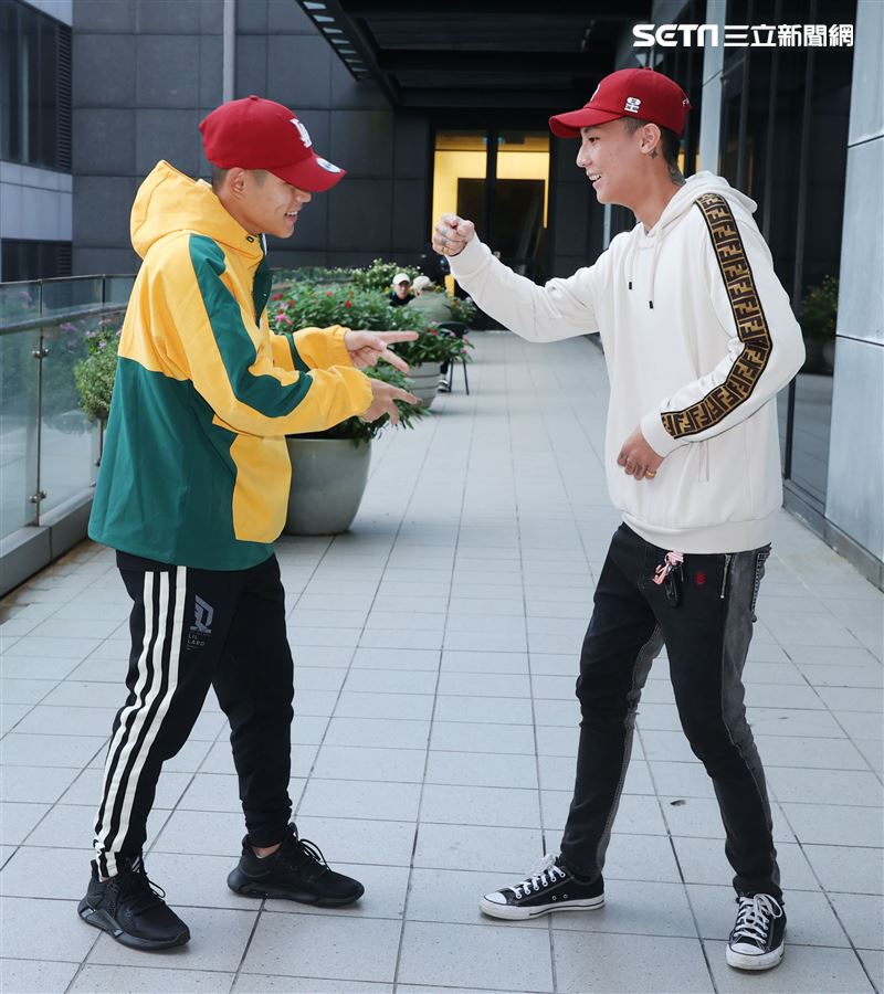 阿倉、屁辰三立新聞網專訪。（記者邱榮吉/攝影）