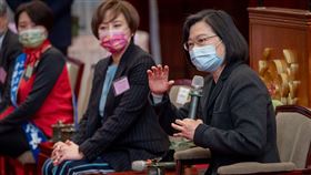 蔡英文總統11日接見「第23屆全國商店傑出店長」。（圖／總統府提供）