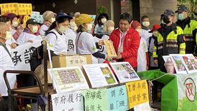 雙連市場工程不斷  攤商陳情盼擺攤回歸台北捷運雙連站旁線型公園改造工程去年施工，臨民生西路45巷側攤販配合撤離；但完工之際，台北市政府又要施作水溝蓋工程，雙連市集自治會逾百名攤商11日到台北市政府陳情抗議，要求擺攤回歸。中央社記者黃麗芸攝  110年1月11日