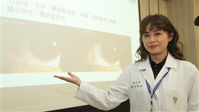 中年男以為乾眼症就醫　竟是睫毛倒插惹禍奇美醫學中心眼科部主治醫師李婉如（圖）11日指出，台南市34歲男子因眼睛常有異物感與視力模糊，原以為是乾眼症，就醫檢查發現下眼瞼睫毛倒插刺激眼角膜，經手術加以改善，視力才維持穩定。中央社記者楊思瑞攝  110年1月11日