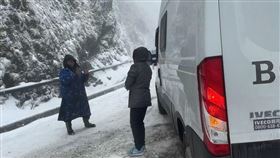 合歡山，打滑，雪鍊，拖吊業者。（圖／翻攝畫面）