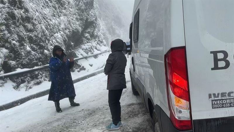 不滿拖吊車亂喊價　雪鍊斷佔路不走