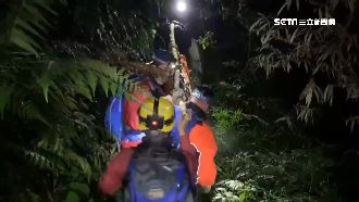女山友夜困千人洞　救援隊摸黑扛下山