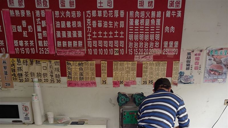 早餐店阿伯送禮物　台中男一看超感動