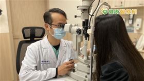 亞洲大學附設醫院視網膜科張耀中主任指出，糖尿病患者，應每年一次定期眼底檢查，確定視網膜病變的狀況，並做好血糖管理，並長期配合醫師治療計畫，才能與疾病共存
