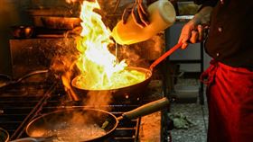 熱炒,嗆鍋,師傅,噴火,酒精,快炒。(圖/Pixabay)