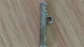 老翁下面自插3公分金屬棒！拖半月才就醫　原因曝光網嚇傻（圖／翻攝自重慶廣電-第1眼微博）