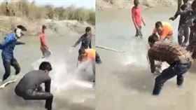 恆河海豚被幾名男子包圍，遭到木棍猛擊、斧頭揮砍。（圖／翻攝自GargiRaw推特） 