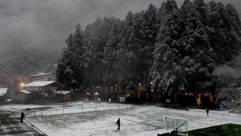 下雪了！新竹3國小今緊急停班停課