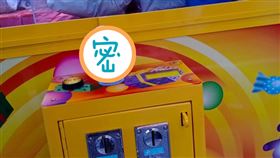 臉紅！她夾娃娃見「肉色搖桿」超A　網邪笑：毛沒齊不能玩（圖／翻攝自爆怨公社）