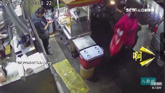 媽誤催油門機車暴衝　女兒嚇壞狂跳針