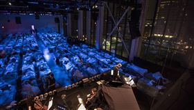 李希特創作8小時舒眠曲　探索睡眠者聽覺作曲家馬克斯．李希特（Max Richter）2015年發表個人專輯「舒眠曲」，以8小時的樂作讓入睡者聆聽，全球巡演時現場睡成一團，如今巡演剪成音樂電影「李希特舒眠曲」。（造次映畫提供）中央社記者趙靜瑜傳真   110年1月11日